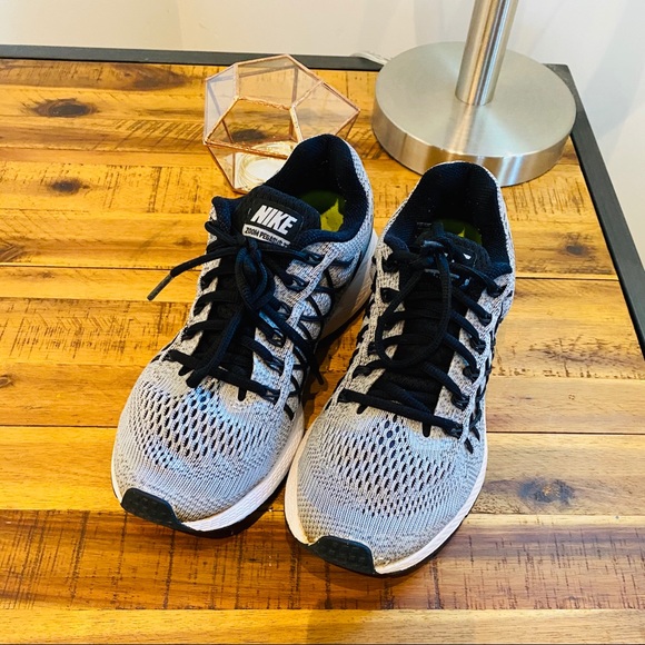 Nike Shoes - 🍋 SALE!! Grey and Black Nike Running Shoes